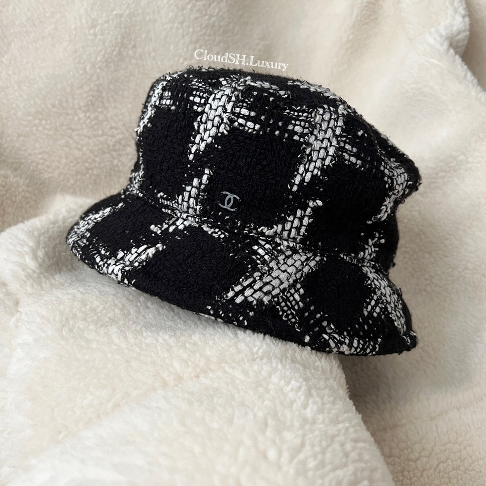 Auth Chanel Classic Black Tweed CC Logo Bucket Hat Sz.M